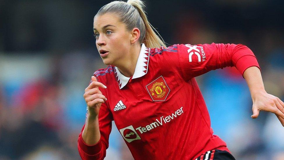 Arsenal have made a world-record bid for England forward Alessia Russo