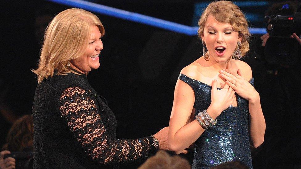 Taylor-Swift-receiving-her-Grammy-Award-for-Fearless-in-2010