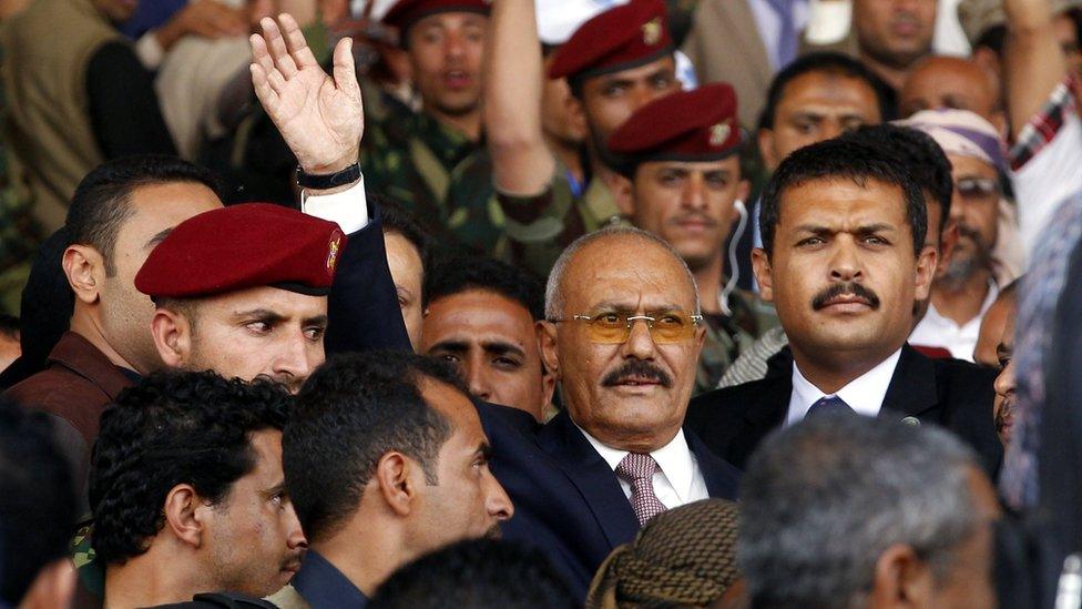 Yemen's ex-president Ali Abdullah Saleh (C) waves to supporters in Sanaa, Yemen (24 August 2017)