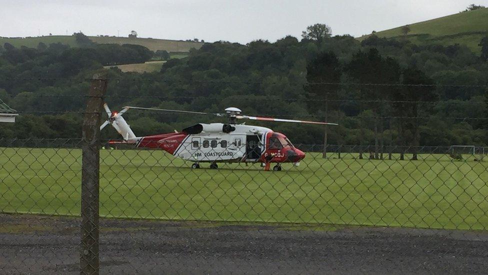 Hofrennydd Gwylwyr y Glannau ar gaeau Blaendolau