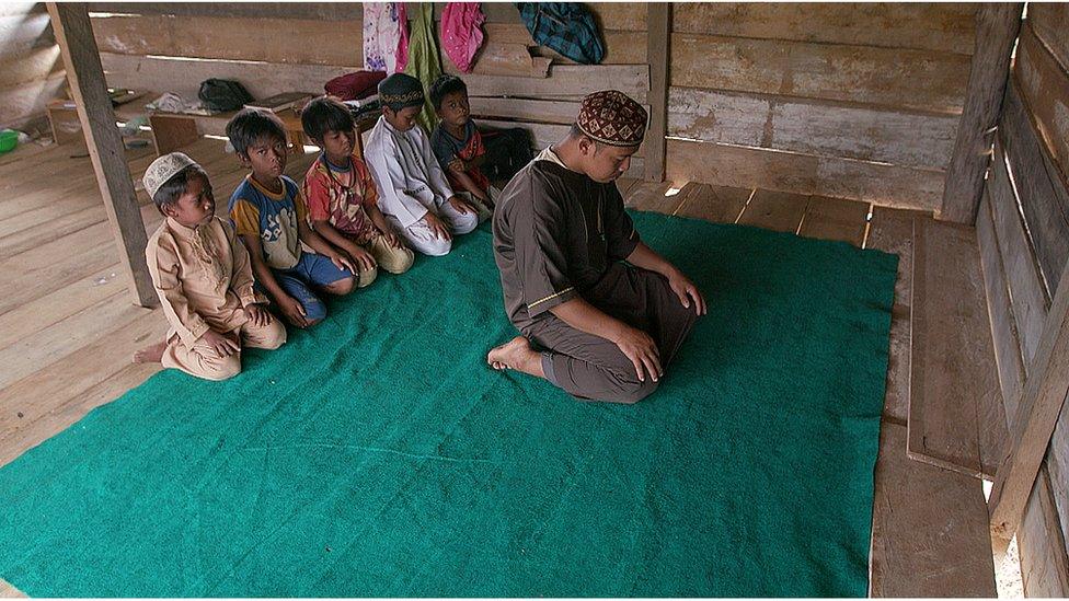 Orang Rimba children praying