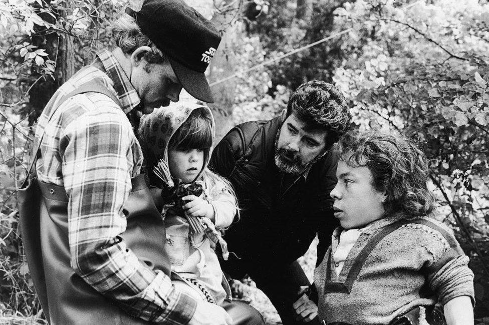 George Lucas, Ron Howard a Warwick Davies ar set Willow