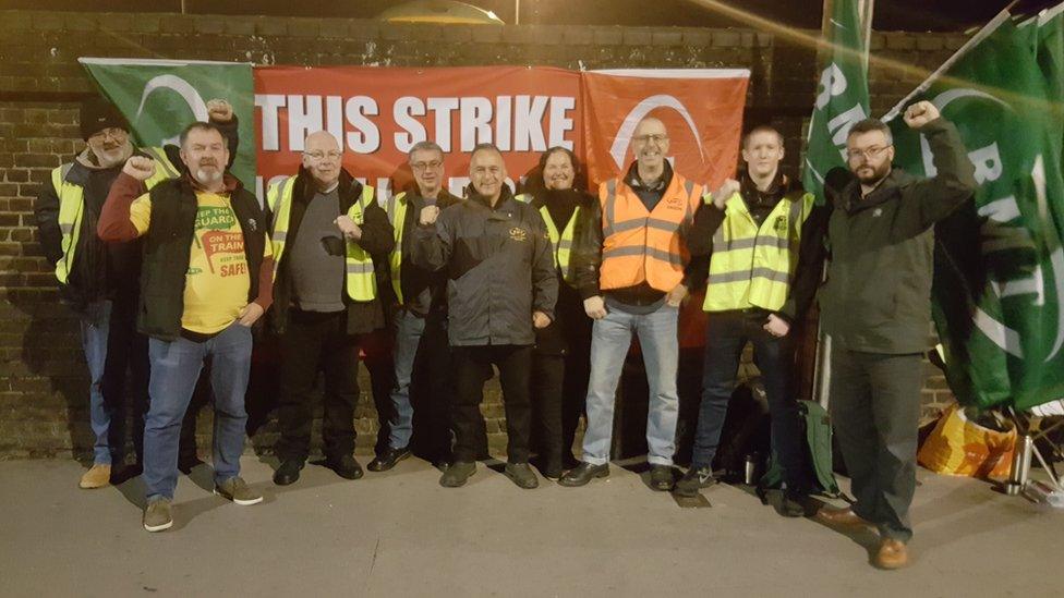 RMT pickets at Southern Selhurst depot - 19/10/16