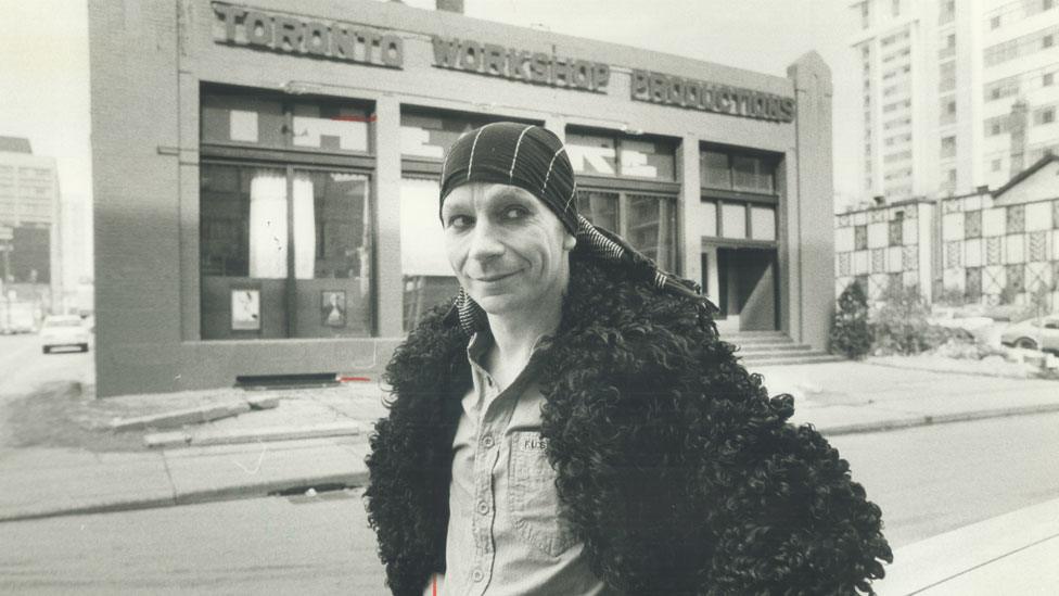 Lindsay Kemp outside the Toronto Workshop Productions in 1978