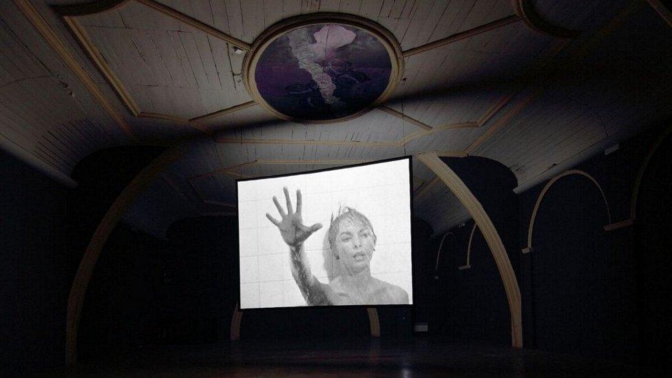 Douglas Gordon, 24 Hour Psycho, 1993. Video Installation