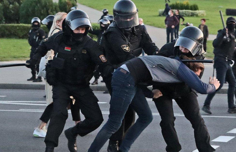 Belarus police arresting protester in Minsk, 23 Sep 20