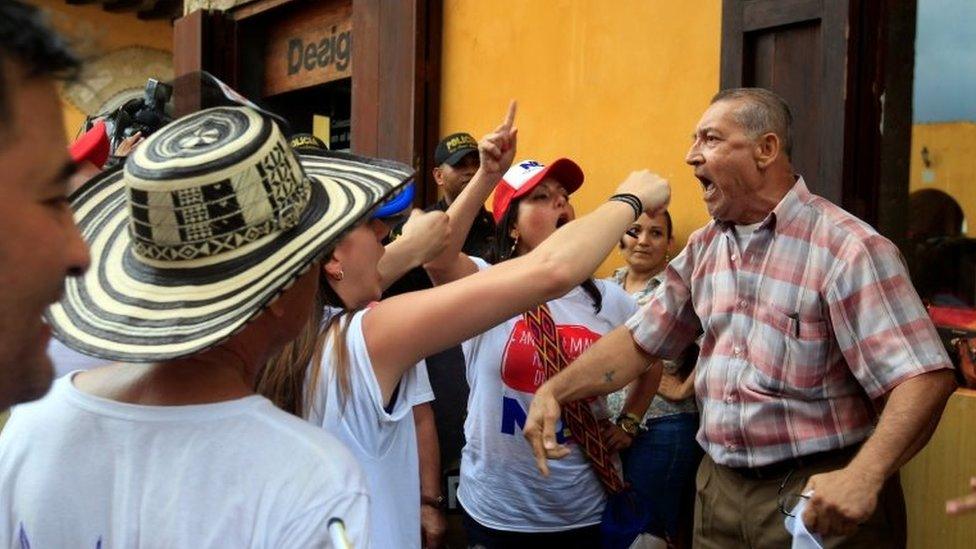 People argue against and for the October 2 plebiscite as Colombia's centre-right government and the Marxist FARC rebel group sign a peace deal on Monday to end a half-century war, in Cartagena, Colombia, September 26, 2016