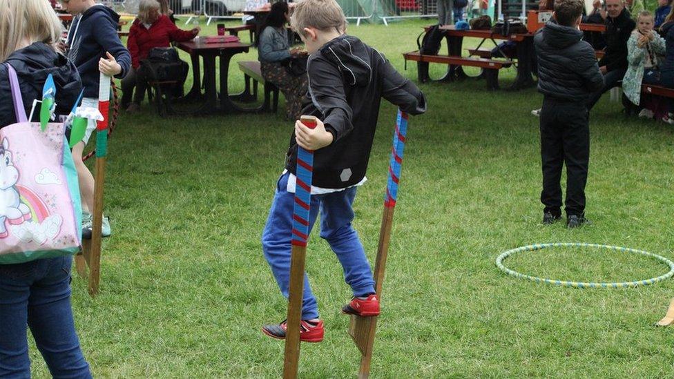 Ioan o Meisgyn yn cael trafferth gyda'i stilts