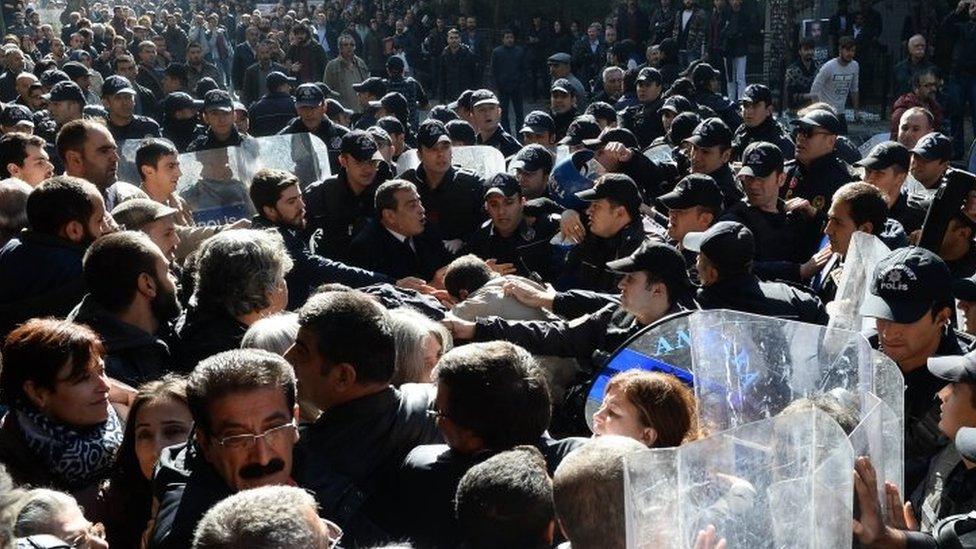 Turkish police arrest protesters during a anti-government protest in Ankara (04 November 2016)