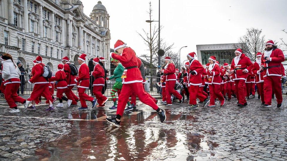 santas running