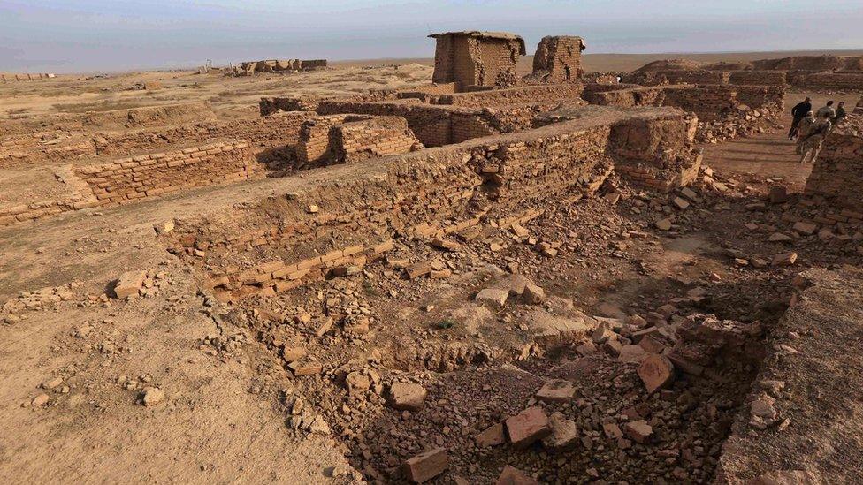 Iraqi soldier stand in the ruins of Nimrud (15 November 2016)