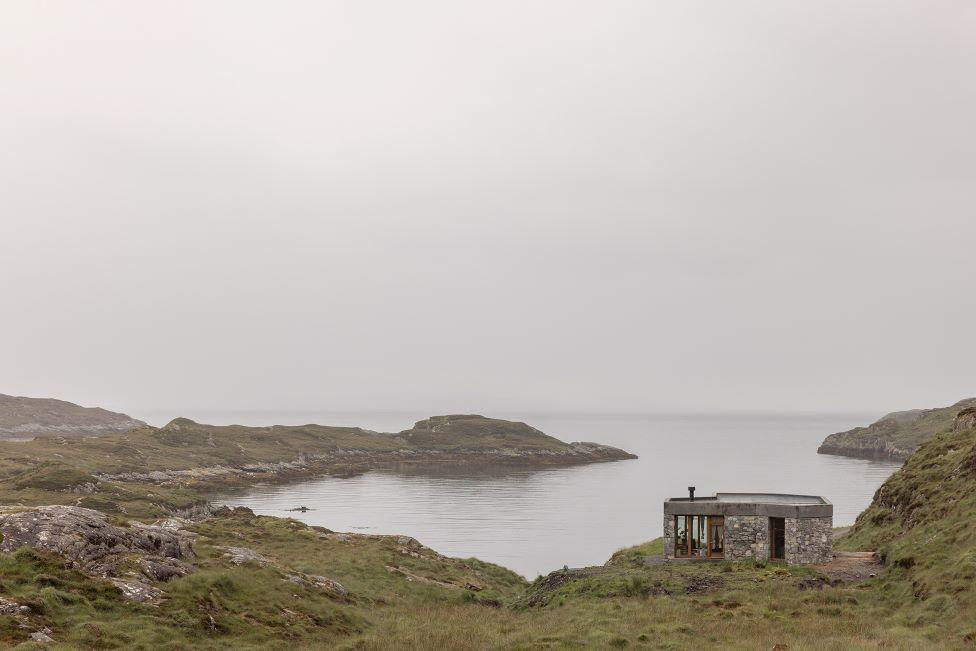Caoghan na Creige - The stone-clad building blends effortlessly into the rugged Hebridean landscape