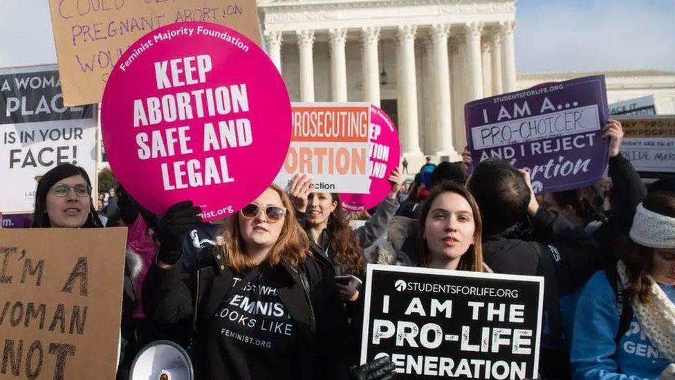 Ymgyrchwyr o blaid ac yn erbyn erthylu yn gwrthdystio tu allan i'r Goruchaf Lys pan roedd dyfarniad Roe v Wade yn dal yn sefyll