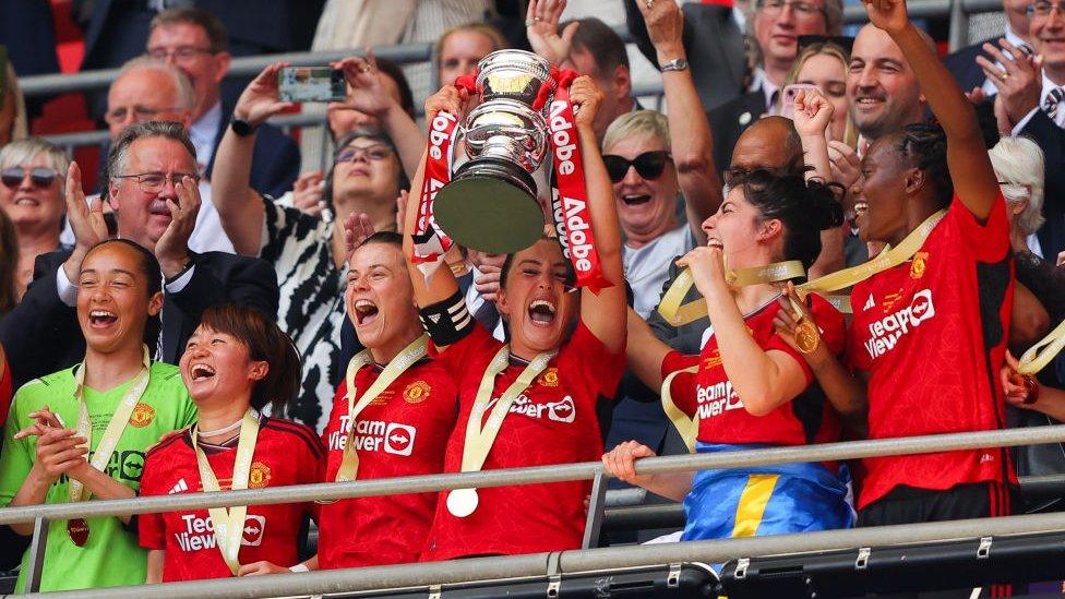 Katie Zelem and Manchester United Women's celebrating