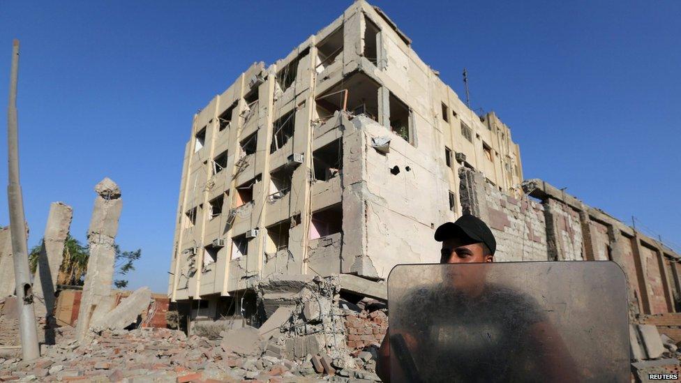 A security official guards the site of a bomb blast at a state security building in Shubra Al-Khaima, on the outskirts of Cairo (20 August 2015)