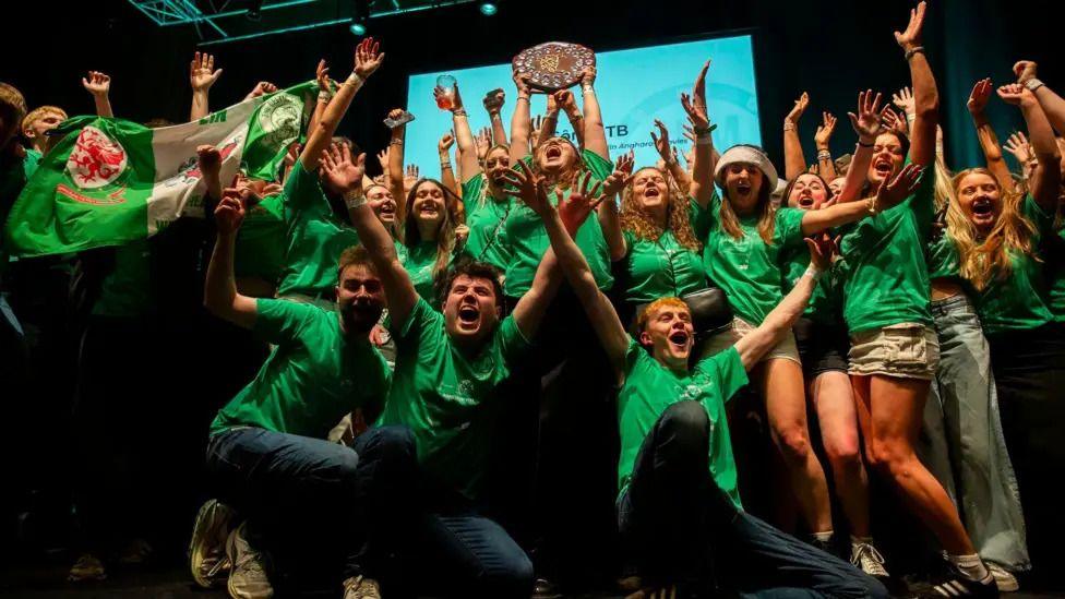 Myfyrwyr Aberystwyth yn dathlu ennill yr Eisteddfod Ryng-golegol am yr ail flwyddyn yn olynol llynedd.