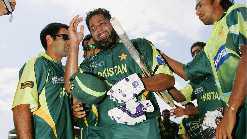 Inzamam Ul Haq tearfully leaves the field in 2007