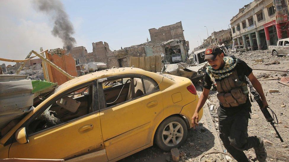 Members of the Iraqi Counter-Terrorism Service (CTS) advance towards the Grand Mosque of al-Nuri in the Old City of Mosul on 29 June 2017