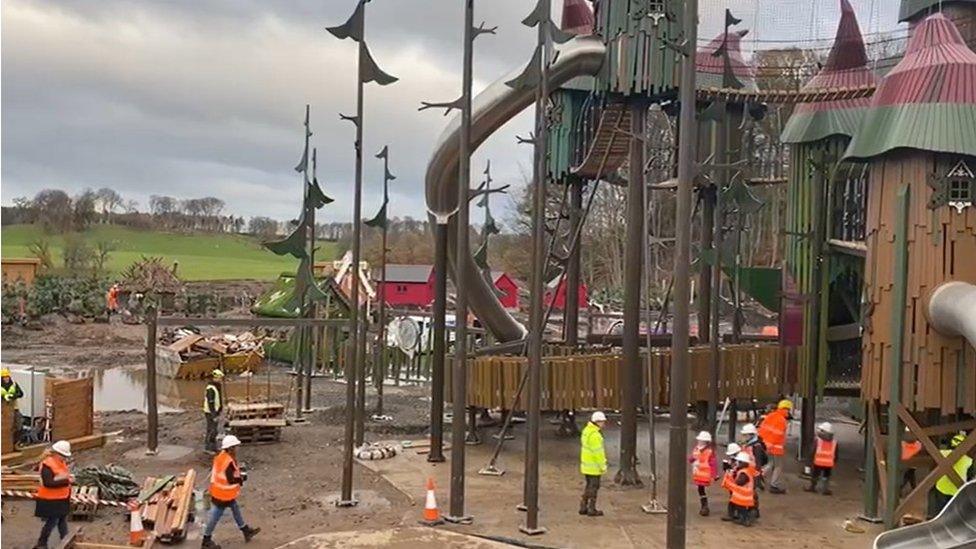 Construction workers at Lilidorei site, Alnwick