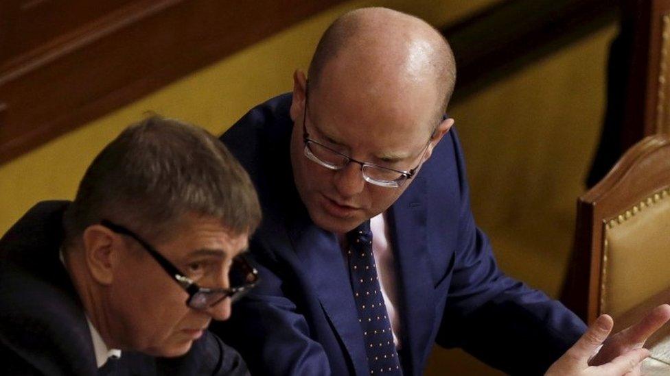 Czech Finance Minister Andrej Babis (left) and Prime Minister Bohuslav Sobotka (right, 23 March 2016)