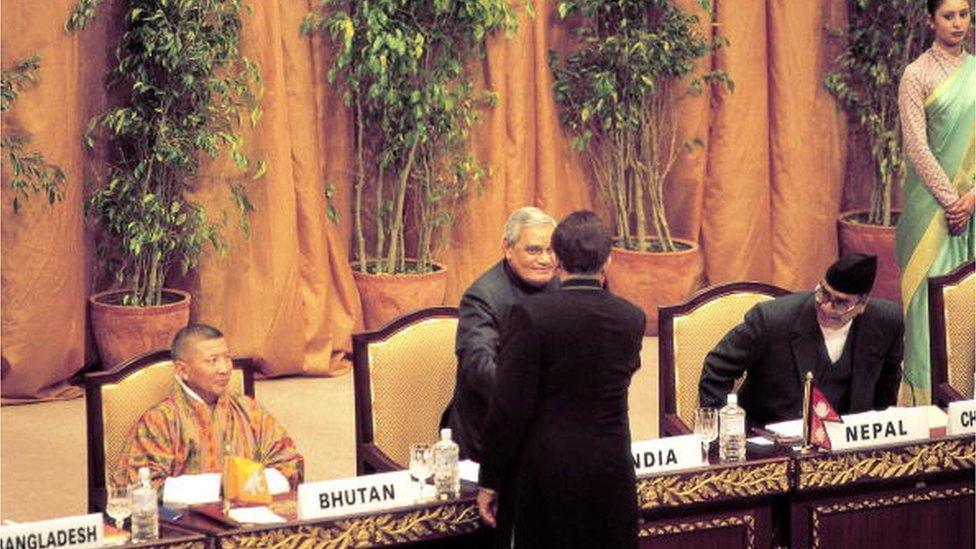 Atal Bihari Vajpayee, Prime Minister shaking hands with Pakistani President Pervez Musharraf during SAARC summit