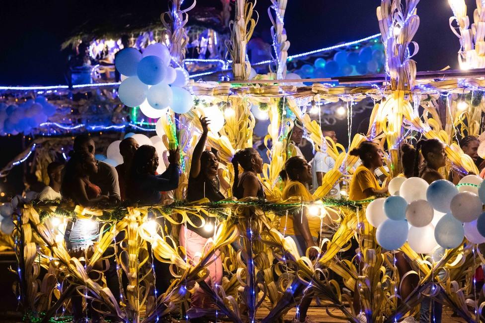 Inside the boat, people sing to the Virgin Mary and dance celebrating her arrival in the municipality. Guapi, Cauca. December 07, 2022. Fernanda Pineda.