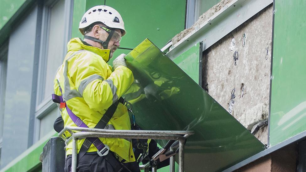 Cladding is removed from Hanover tower block in Sheffield, Yorkshire in Jun 2017