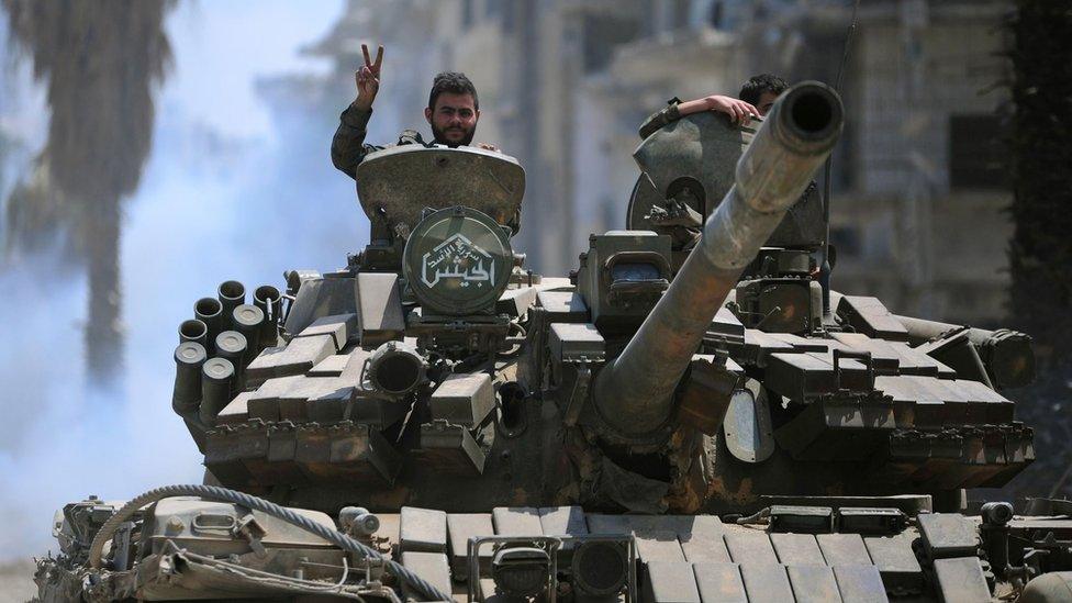 Syrian government forces drive a tank towards IS positions in Hajar al-Aswad (14 May 2018)