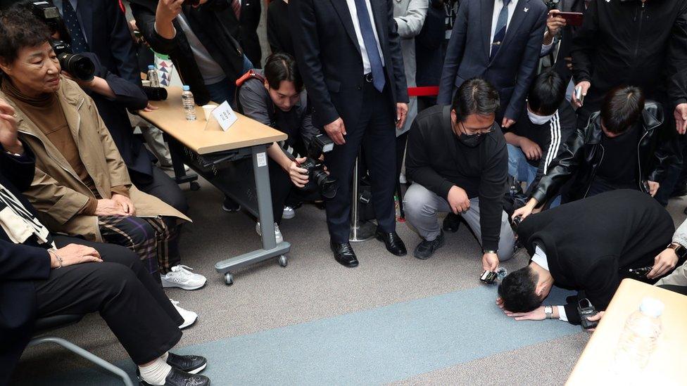 Chun Woo-won gives a deep bow to bereaved relatives of the victims.