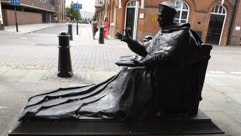 Statue of Cardinal Thomas Wolsey