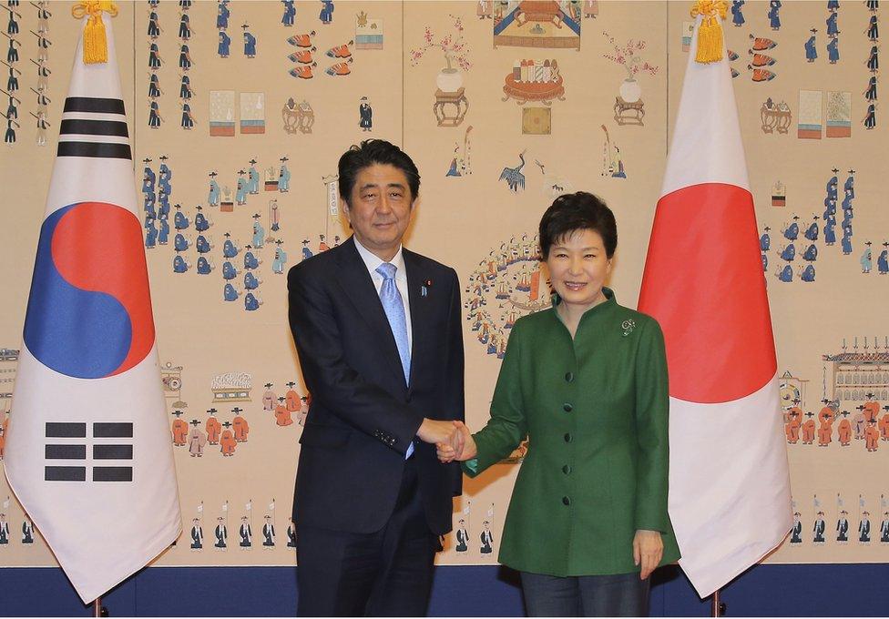 South Korean President Park Geun-hye, right, and Japanese Prime Minister Shinzo Abe pose for photos before their meeting at the presidential Blue House in Seoul, South Korea, Monday, 2 November 2015