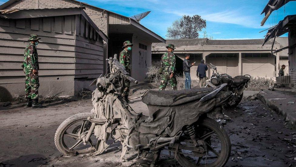 Indonesian soldiers aid in evacuation efforts from a village impacted by the Mount Sinabung eruption at Gamber Village, Simpang Empat, Karo, North Sumatra, Indonesia, 22 May 2016.