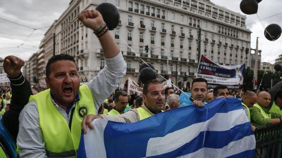 Greek police officers shout slogans blocking a parliament entrance as they take part in an anti-austerity protest during a general strike in Athens (17 May 2017)