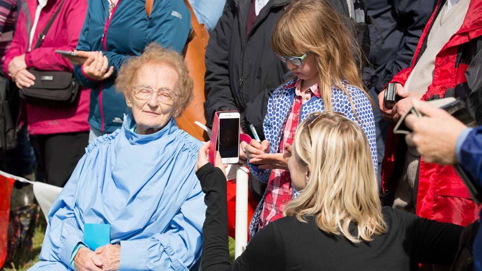 Ar ôl cystadlu ar lwyfan y Pafiliwn llynnedd, dyma Helena Jones yn cael ei hurddo eleni - a hithau'n 100 oed. // At 100 years of age, Helena Jones, from Brecon, was accepted into the Gorsedd.