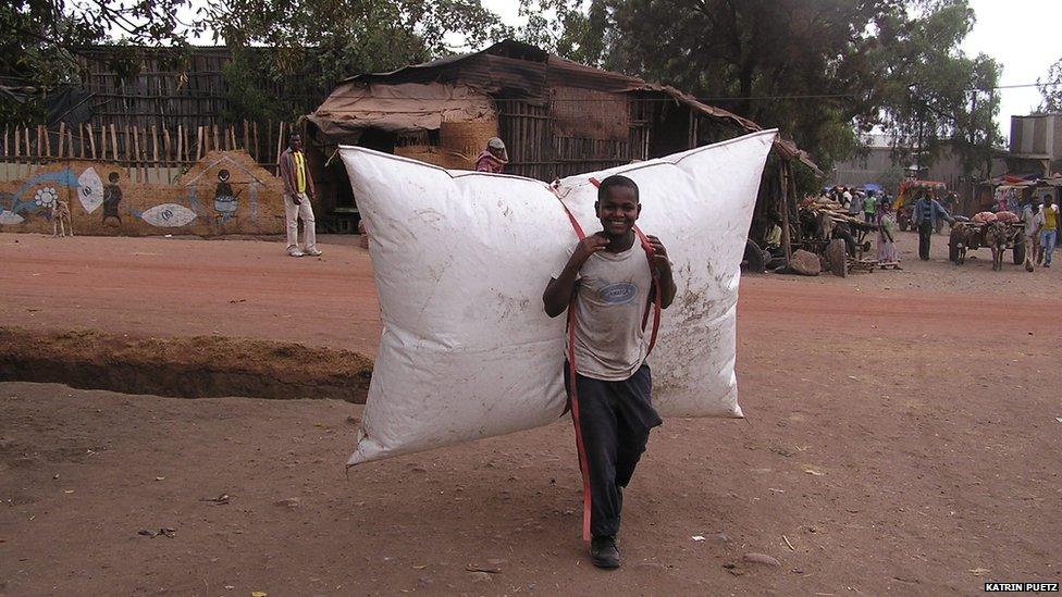 A boy carrying a B-Energy balloon rucksack