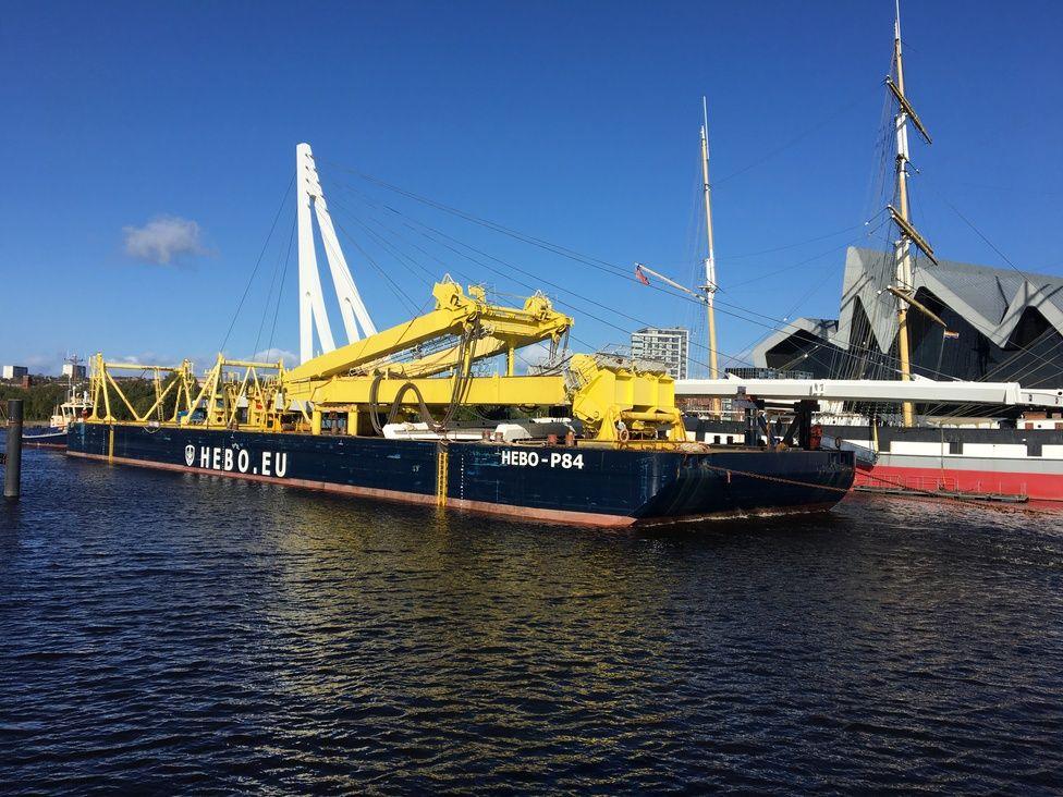 govan-partick bridge arrives on a boat