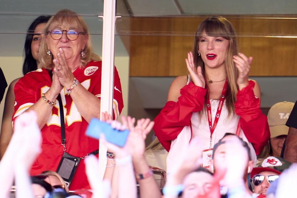 Taylor Swift with Donna Kelce