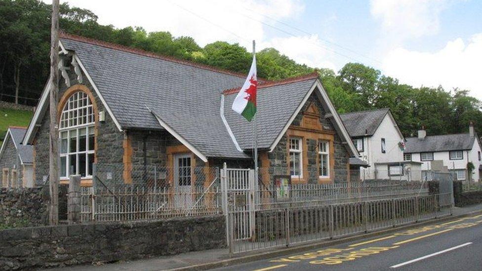 Ysgol Ganllwyd fydd yn cau ei drysau am y tro olaf ar ddiwedd y tymor.