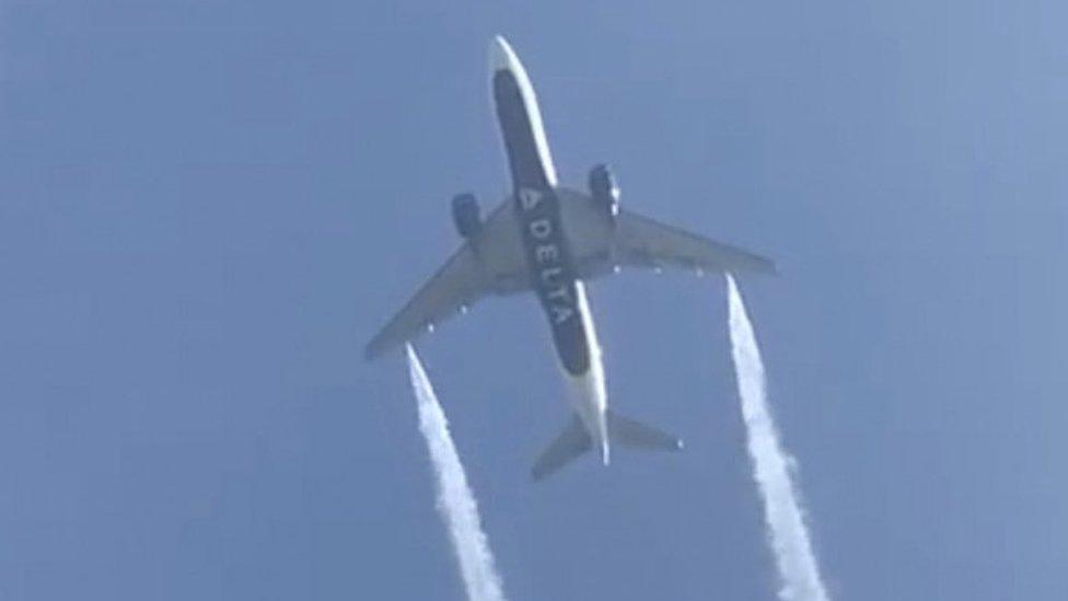 Plane-shown-as-it-approaches-LAX-airport-in-Los-Angeles.