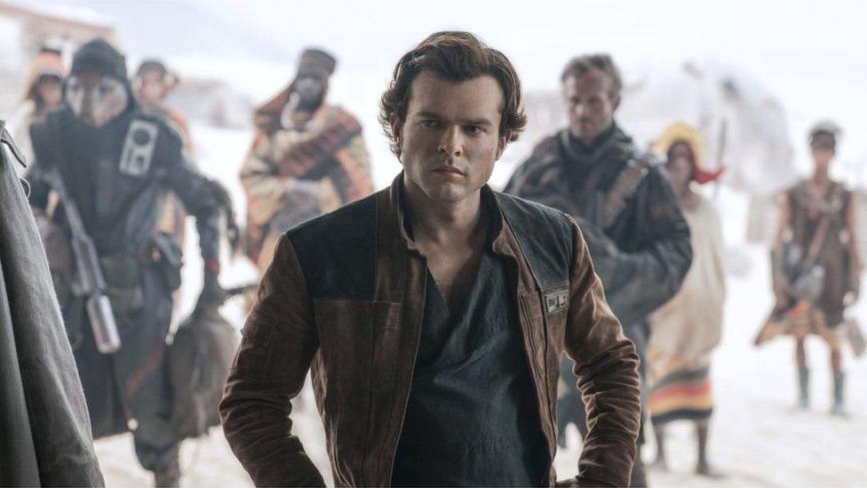 Alden Ehrenreich sy'n chwarae cymeriad Han Solo yn y ffilm newydd... ond pwy yw ei elyn?