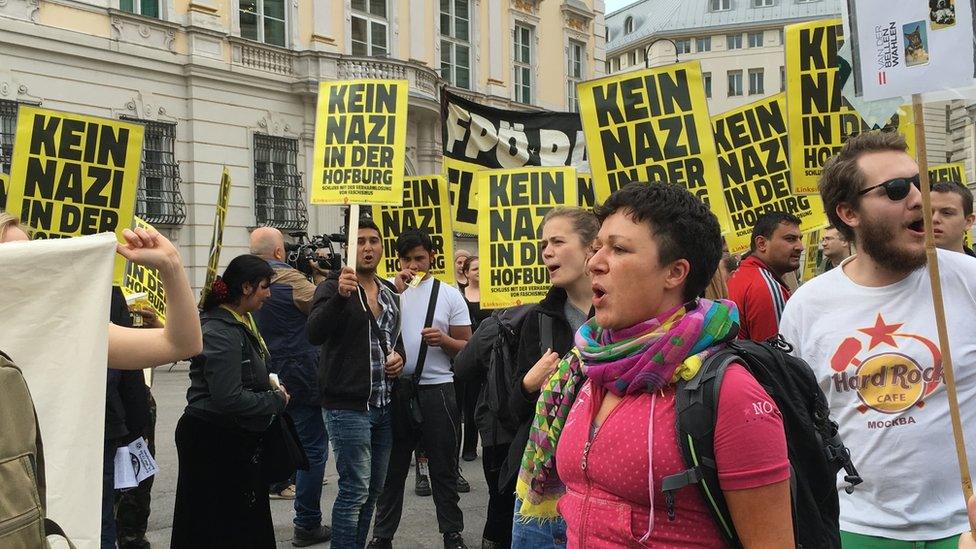 Protests against far-right outside Hofburg in Vienna (May 2016)