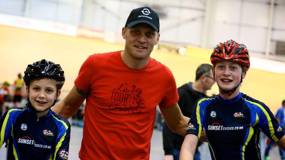 Zoe Backstedt (chwith), Magnus Backstedt (canol) a Elynor Backstedt (de)