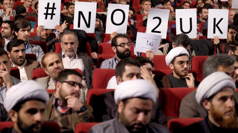 People hold signs saying "#NO2UK" at a conservative campaign gathering in Tehran, Iran (24 February 2016)