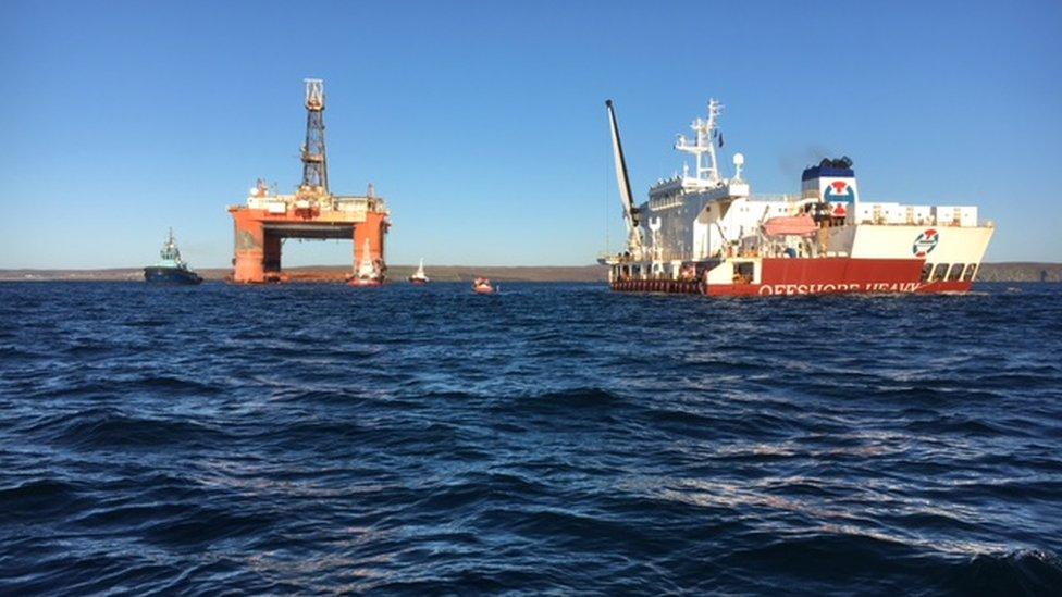 An Transocean Winner agus an Hawk