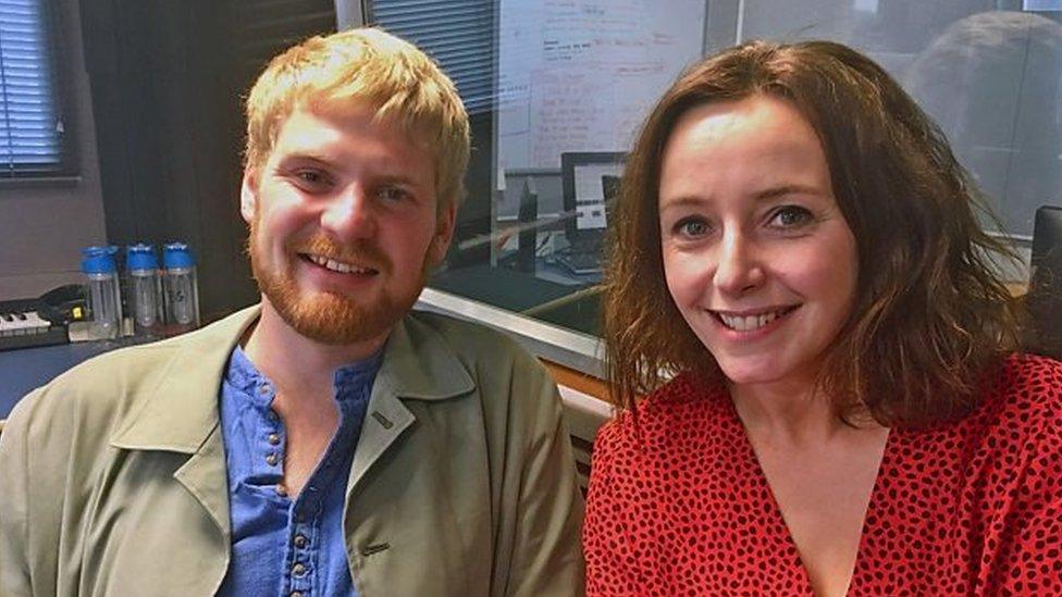 Gwilym yn gnweud sesiwn ar awr werin Lisa Gwilym ar Radio Cymru