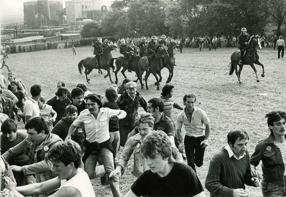 Horses charge miners in Orgreave, 1984