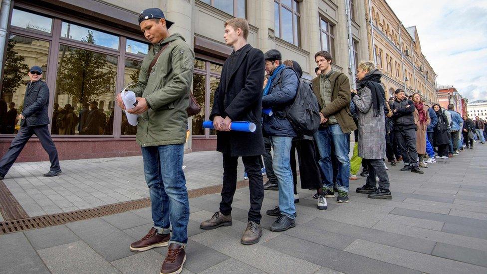 People queue to attend a protest in support of Russian actor Pavel Ustinov in central Moscow