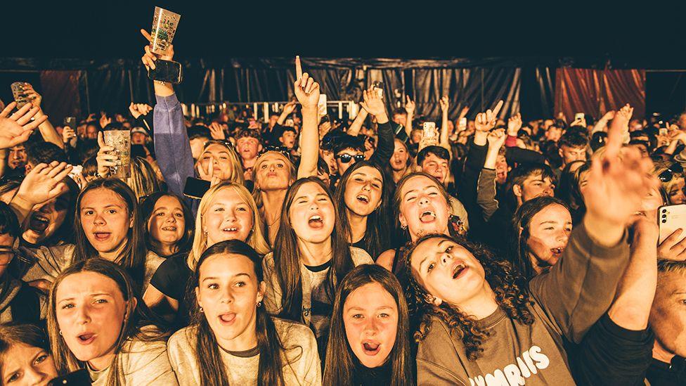 Torf yn gwylio gig yng Ngwyl Triban yr Urdd