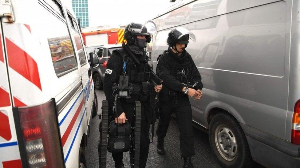 French police with a a bomb disposal robot at Orly (18 March 2017)