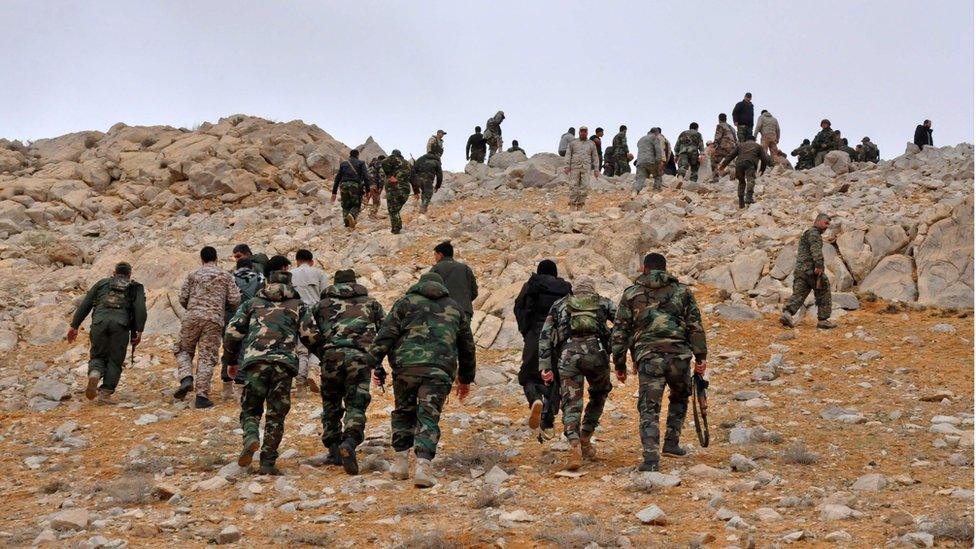 Syrian forces take up positions during fighting against Islamic State militants in the ancient city of Palmyra (02 March 2017)